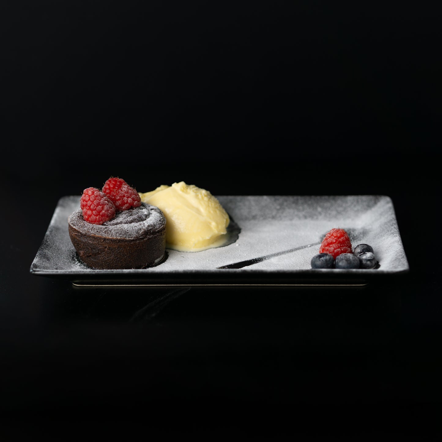 Lavacake mit Vanilleeis und Früchten