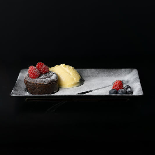 Lavacake mit Vanilleeis und Früchten